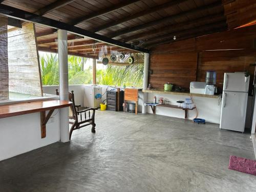 eine Küche mit einem Kühlschrank und einem Stuhl in einem Zimmer in der Unterkunft Dinuri villa in Tangalle
