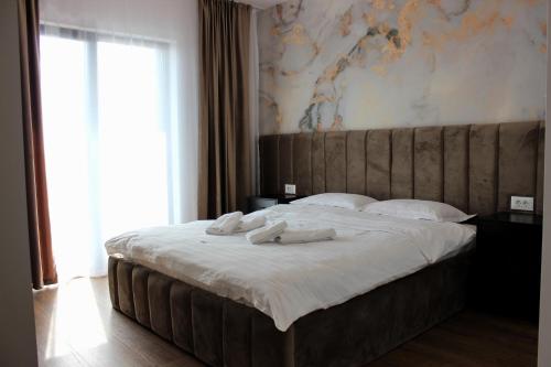 En eller flere senge i et værelse på Luxury and Stylish One-Beedrom Collection Apartment Avanera Suceava