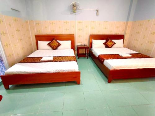 Postel nebo postele na pokoji v ubytování Như Quỳnh Hotel HCM