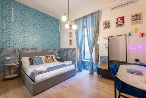 Un dormitorio con una cama y una mesa y un comedor. en Pop Art House, en Nápoles