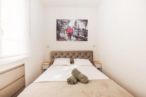 une chambre avec un lit et un tableau au mur dans l'établissement 5mn Monaco - Luxueux appartement - BT, à Beausoleil