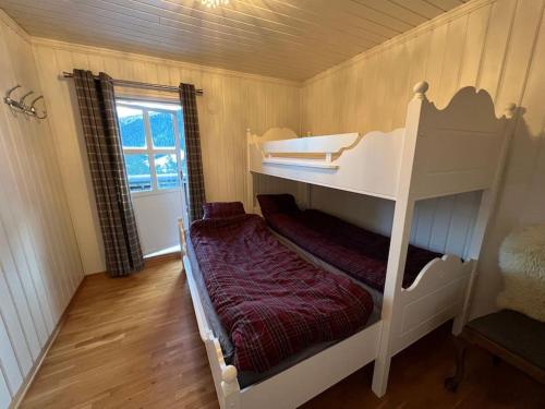 ein kleines Zimmer mit einem Etagenbett in einem Haus in der Unterkunft Leilighet i Uvdal med nydelig utsikt. SKI INN/UT in Sønstebø