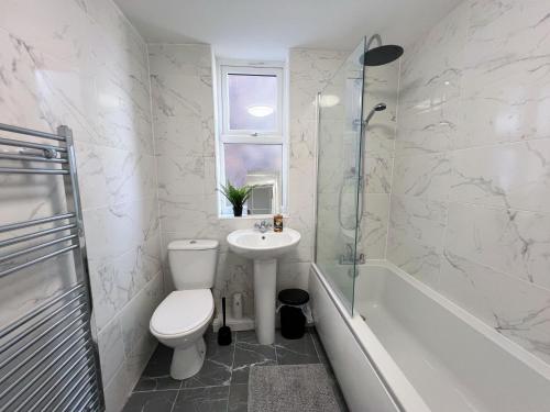 Ванна кімната в Rooms in a shared accommodation with Netflix, 10 min walk to LFC