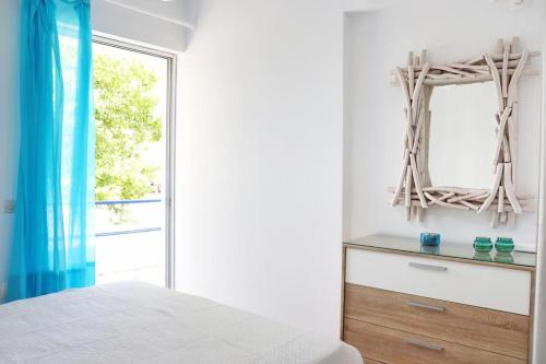 a bedroom with a bed and a window at Gentle Breeze apartment in Kamena Vourla