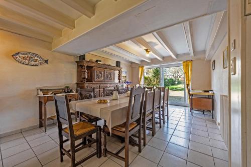 une cuisine et une salle à manger avec une table et des chaises dans l'établissement Maison 15pers 300m de la plage, à Crozon