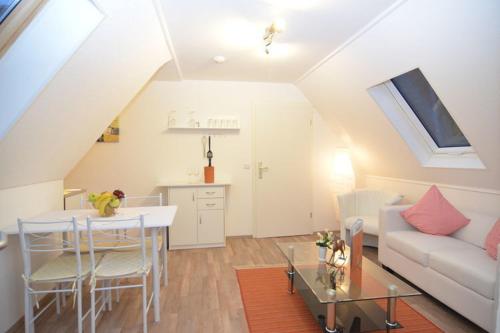 ein Wohnzimmer mit einem Sofa und einem Tisch in der Unterkunft Haus Oberkirchen in Schmallenberg