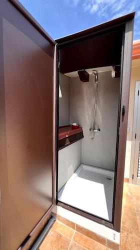 un piccolo bagno con doccia in camera di Casa vacanza da Nonna Nunziata a Torrenova