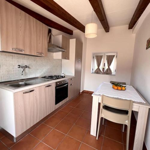 Il comprend une cuisine équipée d'un évier et d'une cuisinière. four supérieur dans l'établissement Casa vacanza da Nonna Nunziata, à Torrenova