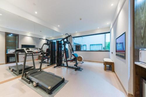 The fitness centre and/or fitness facilities at Madison Beijing Wukesong Jinghui Plaza