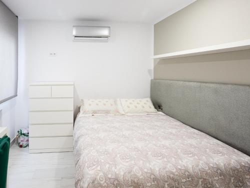 18 Beautiful Costa Rica Apartment Madrid tesisinde bir odada yatak veya yataklar