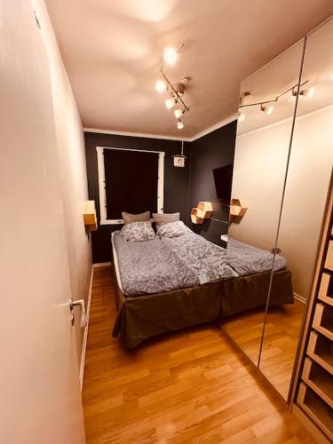 ein Schlafzimmer mit einem Bett in einem Zimmer in der Unterkunft Komplett leilighet ved Tiller in Trondheim