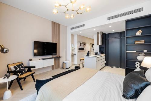 um quarto com uma cama grande e uma televisão. em Elegant Brand New Studio Wilton Park Residence MBR em Dubai