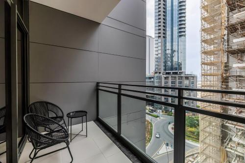 uma varanda com uma cadeira e vista para a cidade em Elegant Brand New Studio Wilton Park Residence MBR em Dubai