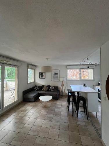 un salon avec un canapé et une table dans l'établissement Charmant F2 Port Marianne (15 Min Plages/Centre-ville), à Montpellier