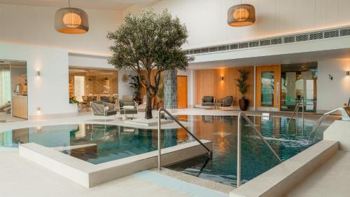 una casa con una piscina con un árbol. en Dunboyne Castle Hotel & Spa en Dunboyne