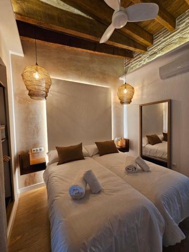 una camera da letto con un letto grande con due asciugamani sopra di Siete Lunas a Cordoba