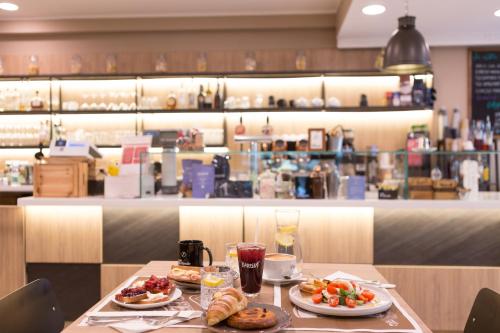 Comida en o cerca de este hotel