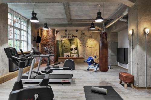 a gym with treadmills and exercise equipment in a room at Gästeresidenz Pelikan Viertel Hannover in Hannover