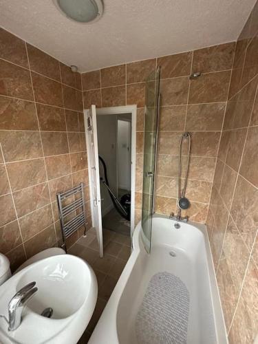 ein Badezimmer mit einer Badewanne, einem Waschbecken und einem WC in der Unterkunft 30 min STN or to central London in Enfield Lock