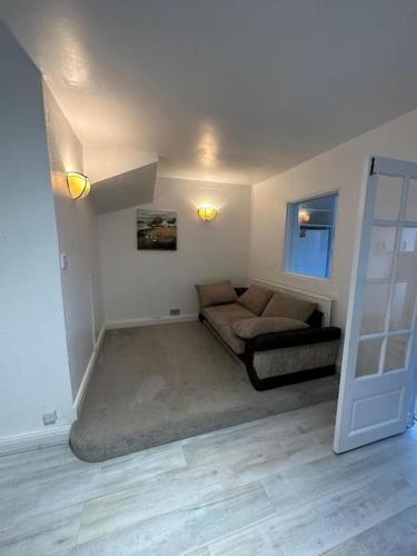 a living room with a couch in a room at 30 min STN or to central London in Enfield Lock