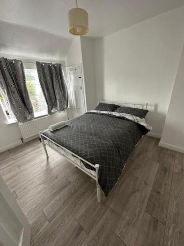 a bedroom with a bed in the corner of a room at 30 min STN or to central London in Enfield Lock