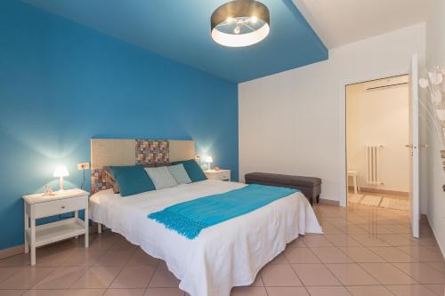 a bedroom with a large bed with a blue ceiling at Palazzo Spada - Appartamento Cigno con 2 camere da letto in Codigoro