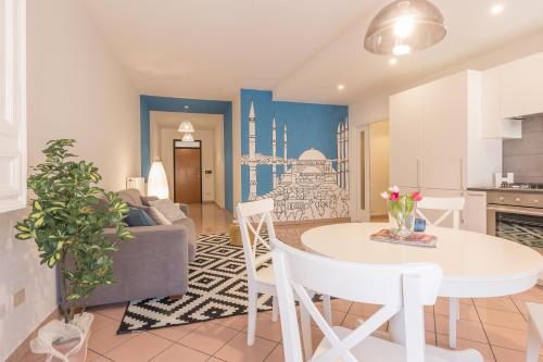 a living room with a table and a couch at Palazzo Spada - Appartamento Cigno con 2 camere da letto in Codigoro