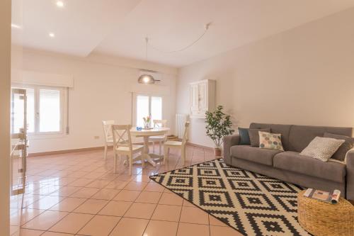 a living room with a couch and a table at Palazzo Spada - Appartamento Cigno con 2 camere da letto in Codigoro