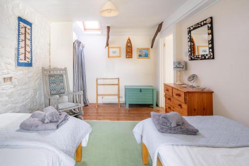 En eller flere senge i et værelse på Llety Newport, Pembrokeshire