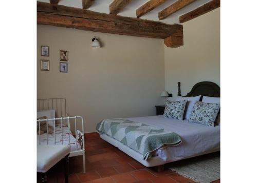 una camera con letto e sedia di Canteo a Chavida