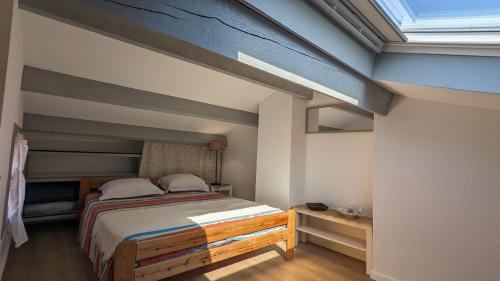 Tempat tidur dalam kamar di MAISONNETTE au CALME avec CLIMATISATION PARKING JARDIN CADRE CAMPAGNE plages à pieds