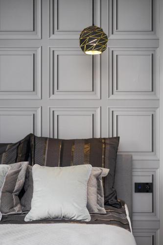 a bedroom with a bed and a pendant light at "Lux Apartament" w pobliżu basen,galeria,siłownia,lotnisko 8min in Radom