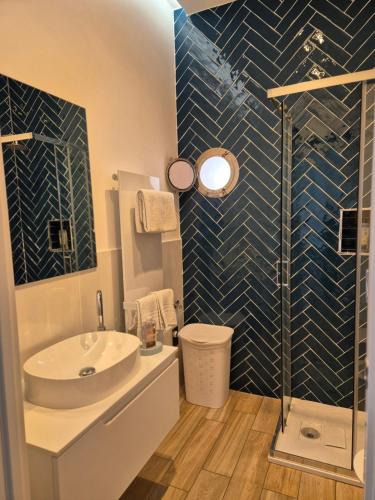 uma casa de banho com um lavatório e um chuveiro em Casa Vacanze Aenaria 2 em Ischia