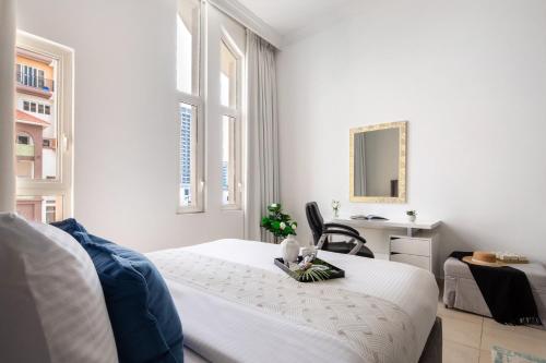 杜拜的住宿－Frank Porter - Canal Residence，白色卧室配有床和书桌