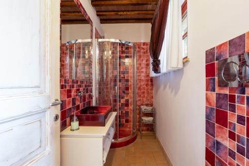 y baño con ducha, lavabo y aseo. en La Casina di Borgo Mommialla, en Gambassi Terme