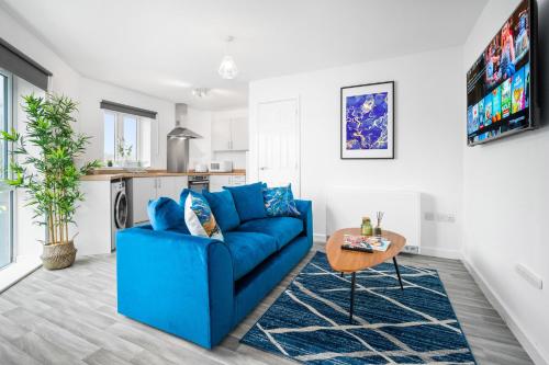 uma sala de estar com um sofá azul e uma mesa em Stylish 2 Bedroom Apartment - Secure Parking - WIFI - Netflix - 27BC em Sleightholme