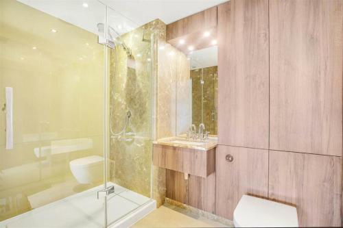 Bathroom sa Elegant & Luxury 2BD Penthouse in London Fulham