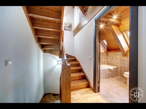 a bathroom with a stairs leading to a shower and a toilet at CASA GIRETA de Alma de Nieve in Salardú