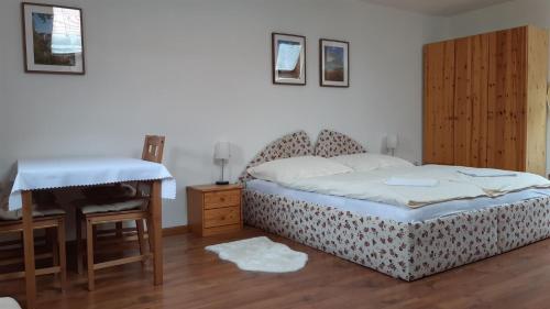 En eller flere senge i et værelse på ubytování U Šeniglů