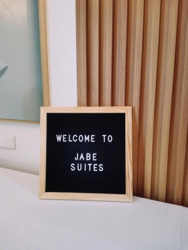 Certificado, premio, señal o documento que está expuesto en Jabe Suites