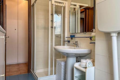 a bathroom with a sink and a shower at [10 minuti dall'aeroporto] Linate Studio Flat in Peschiera Borromeo