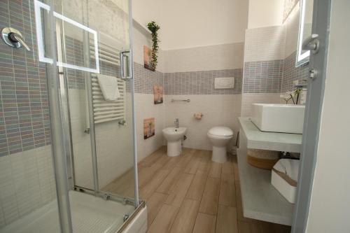 a bathroom with a shower and a toilet and a sink at Casa Vacanze Family House posizione centralissima in Civitavecchia
