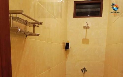 La salle de bains est pourvue d'une douche. dans l'établissement Dana guest house, à Ubud