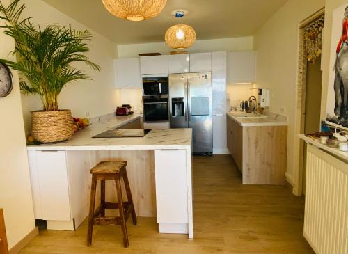 une cuisine avec un grand îlot au milieu dans l'établissement PARADIS exceptionnel surplombant la MER- accès direct plage/ 8 Pers., à Carry-le-Rouet