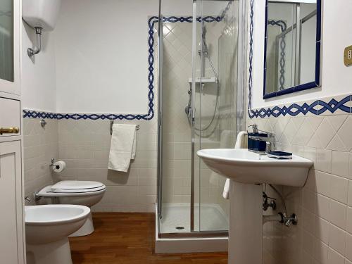 ein Badezimmer mit Toilette, Waschbecken und Dusche in der Unterkunft Appartamento Pianzola in Orvieto