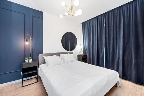 Una cama o camas en una habitación de Lumina bright apart Park Stefana Skrzywana