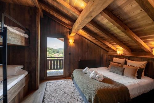 1 dormitorio con 1 cama en una habitación con ventana en Chalet de standing, Jacuzzi, Sauna, Perle Noire, en Gérardmer