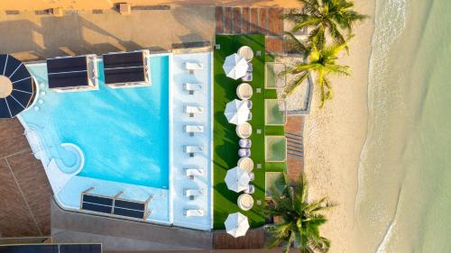 uma vista superior de um resort com uma piscina e palmeiras em Best Western Plus Carapace Hotel Hua Hin em Hua Hin