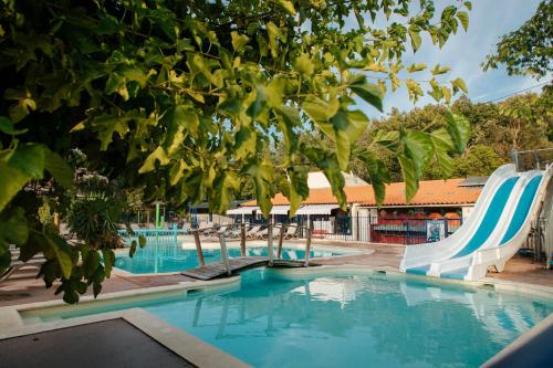 uma piscina com escorrega num resort em Camping Lou Cabasson em Bormes-les-Mimosas