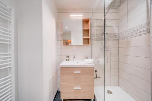 une salle de bain avec un lavabo et une douche dans l'établissement Le Verdé - Bel appt en plein cœur de Bordeaux, à Bordeaux